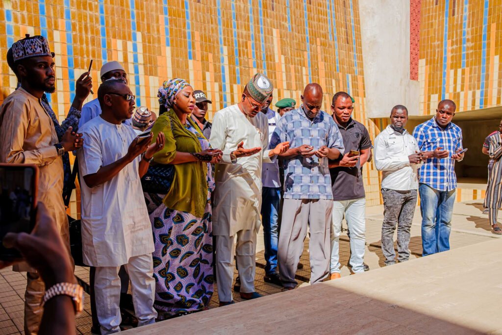 LGI Visits Tafawa Balewa TOMB in Bauchi, Donates Books to the Library 2 KAPS4231
